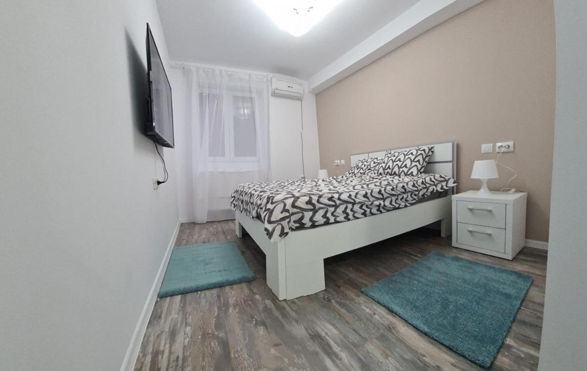 Apartament Terra Apartment Targoviste Bagian luar foto