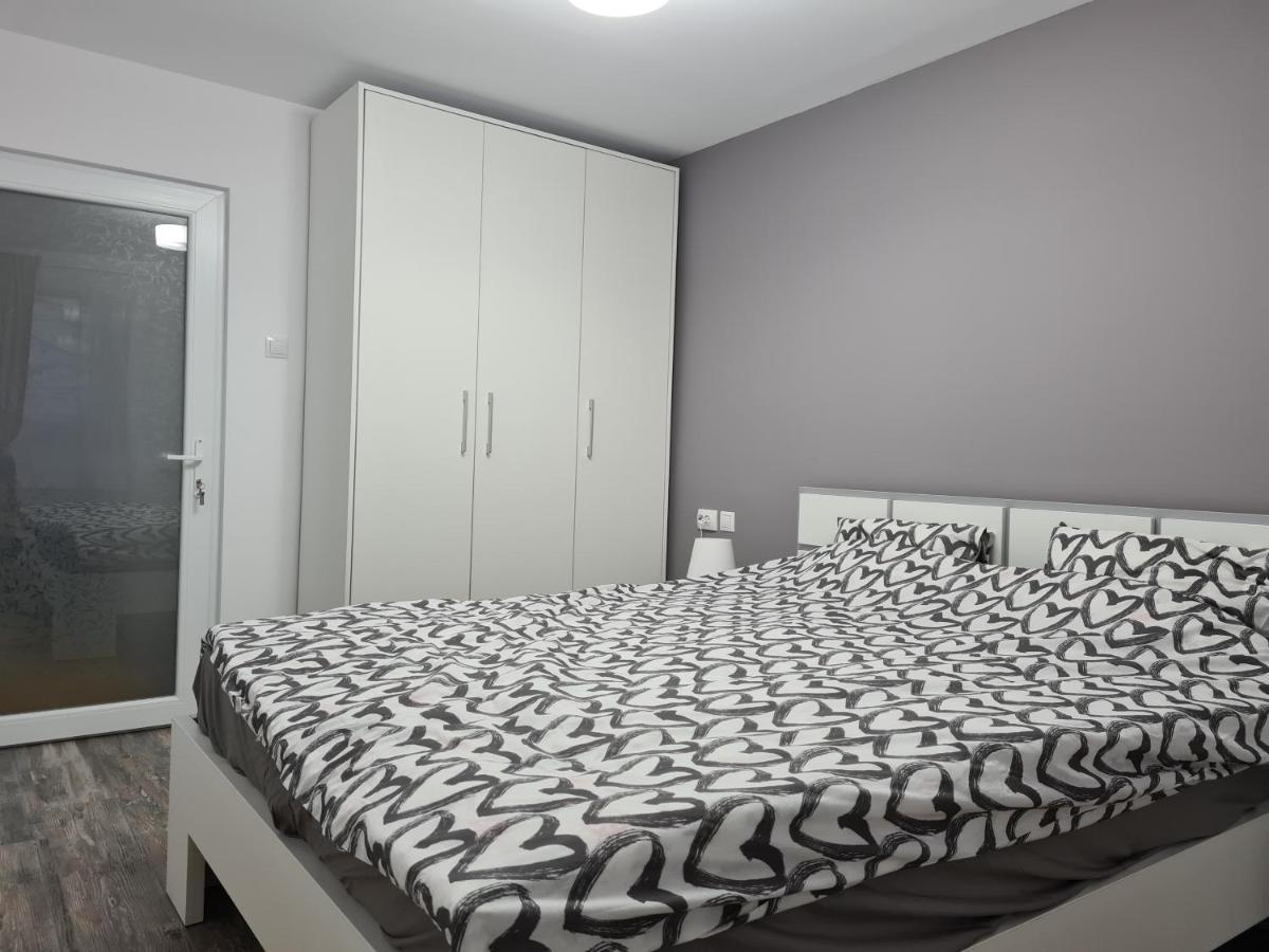 Apartament Terra Apartment Targoviste Bagian luar foto